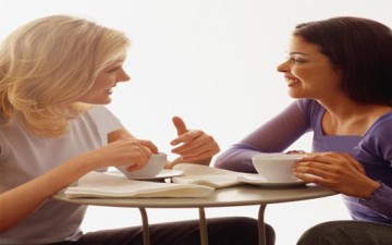 كيفَ يكونُ حديثُكِ مُؤثِّراً وَجذَّاباً؟